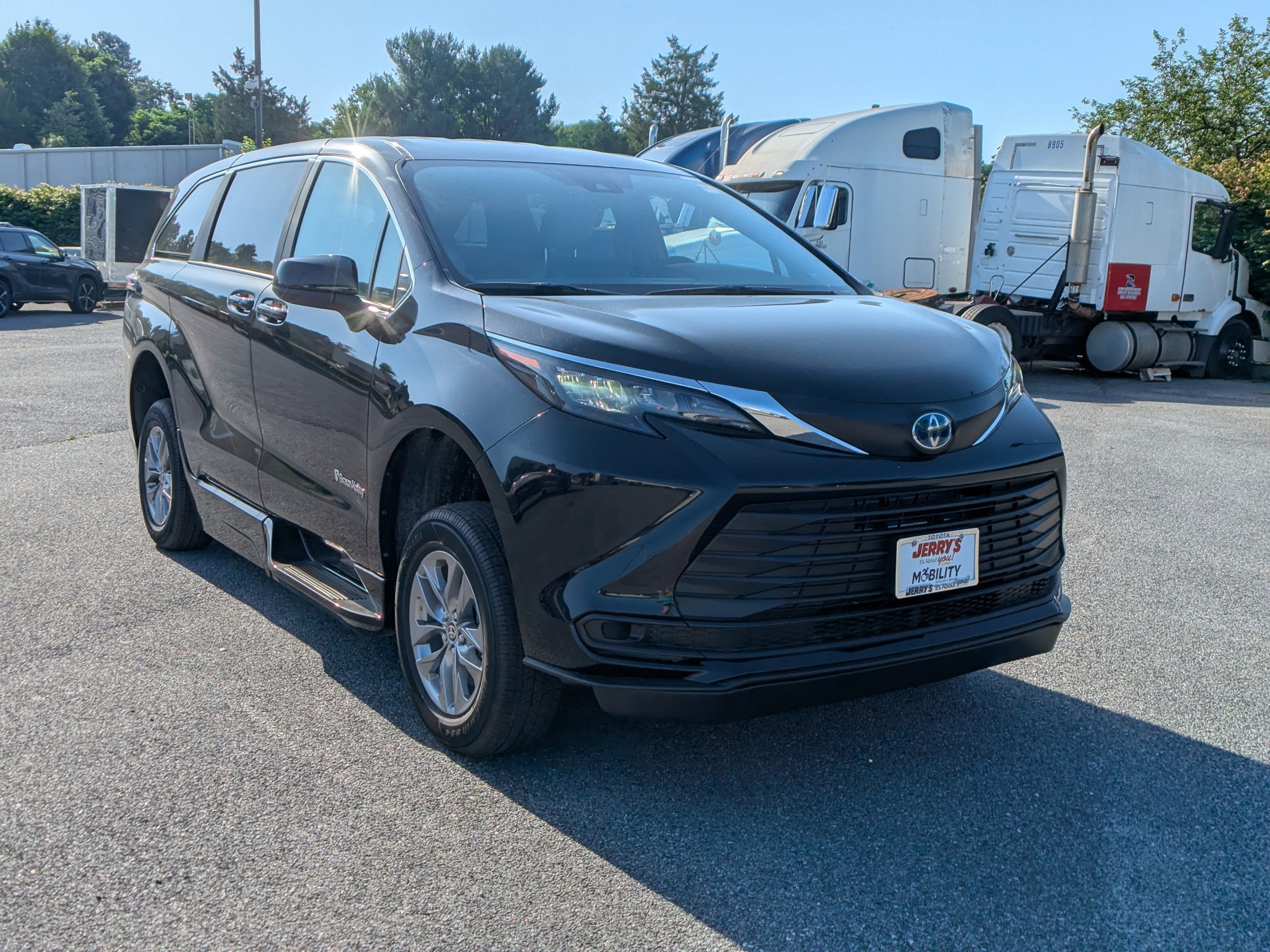 2025 Toyota Sienna LE