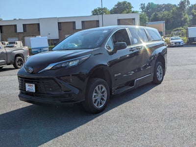 2025 Toyota Sienna LE