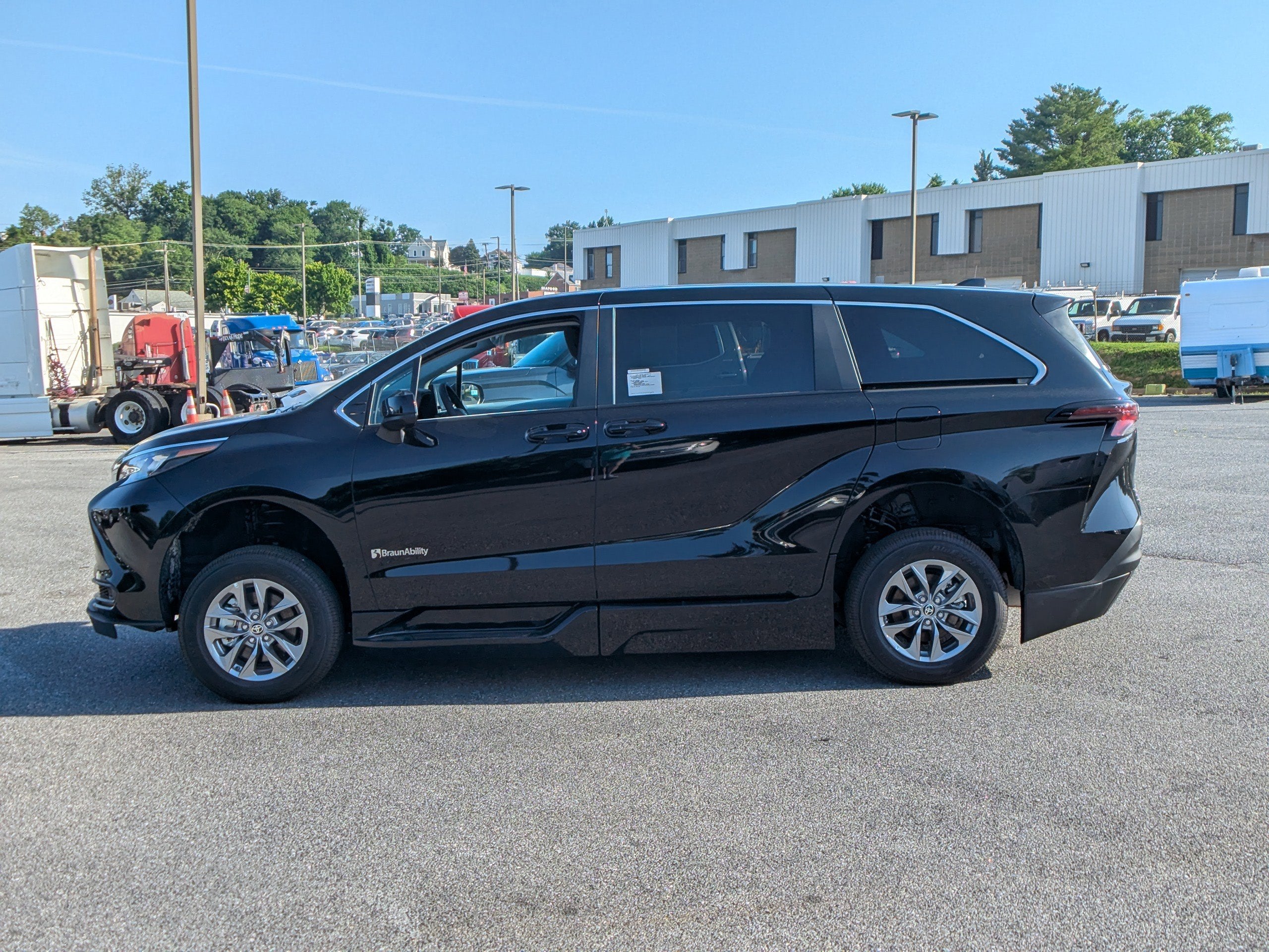 2025 Toyota Sienna LE