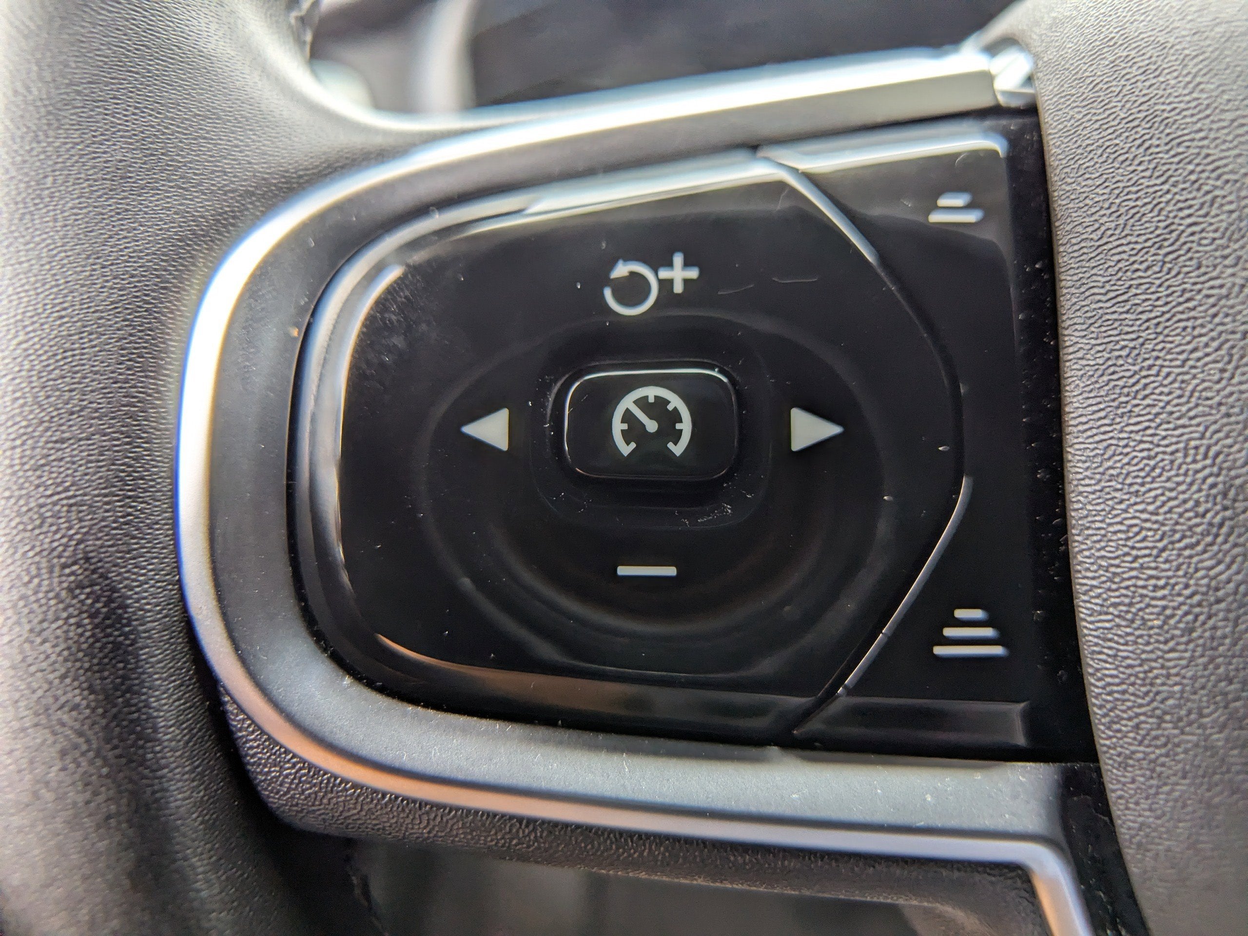 2024 Volvo S60 Core Dark Theme