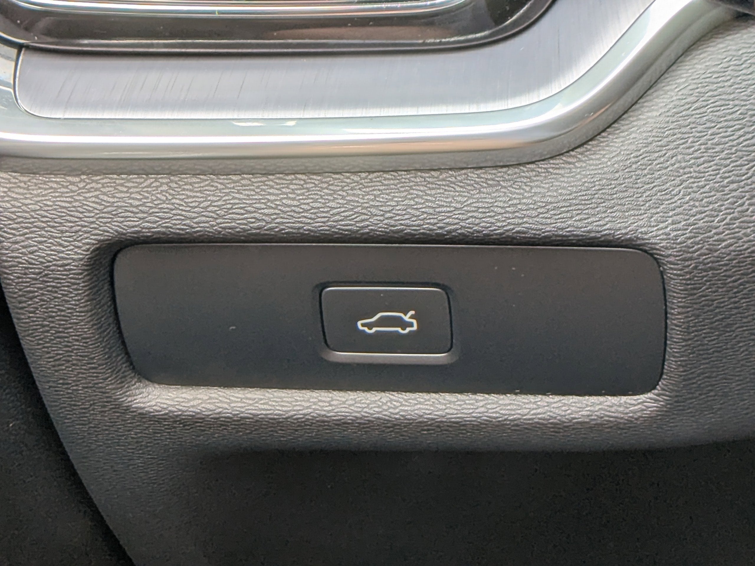 2024 Volvo S60 Core Dark Theme