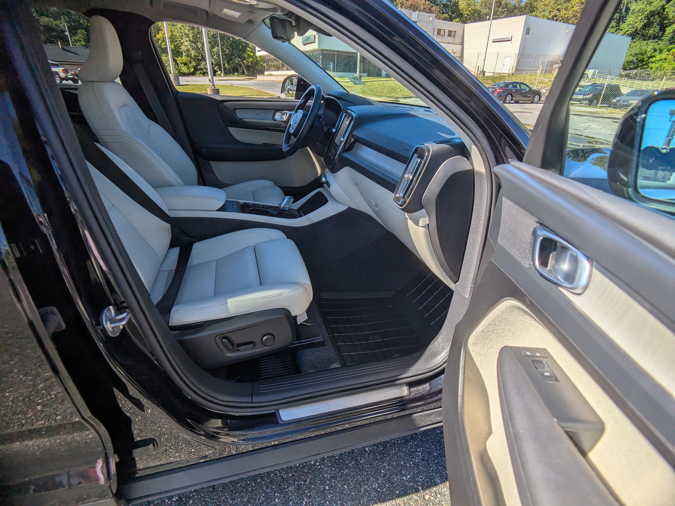 2025 Volvo XC40 B5 Plus Bright Theme