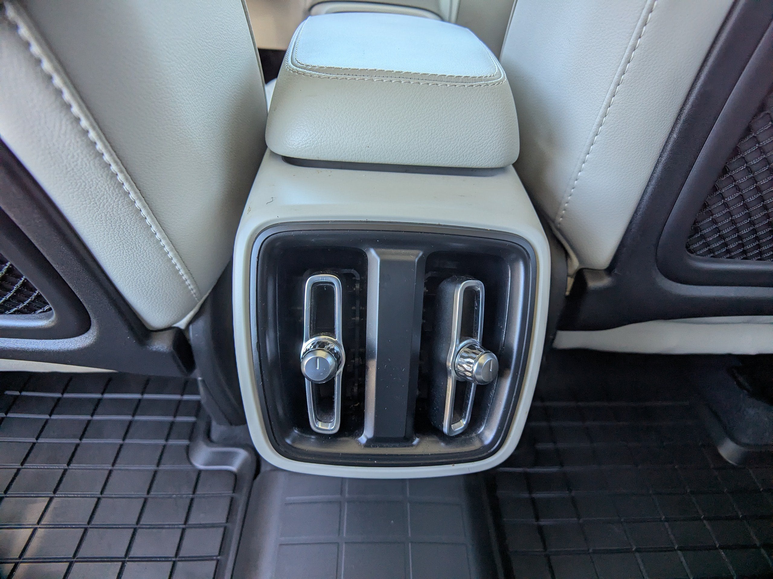 2025 Volvo XC40 B5 Plus Bright Theme