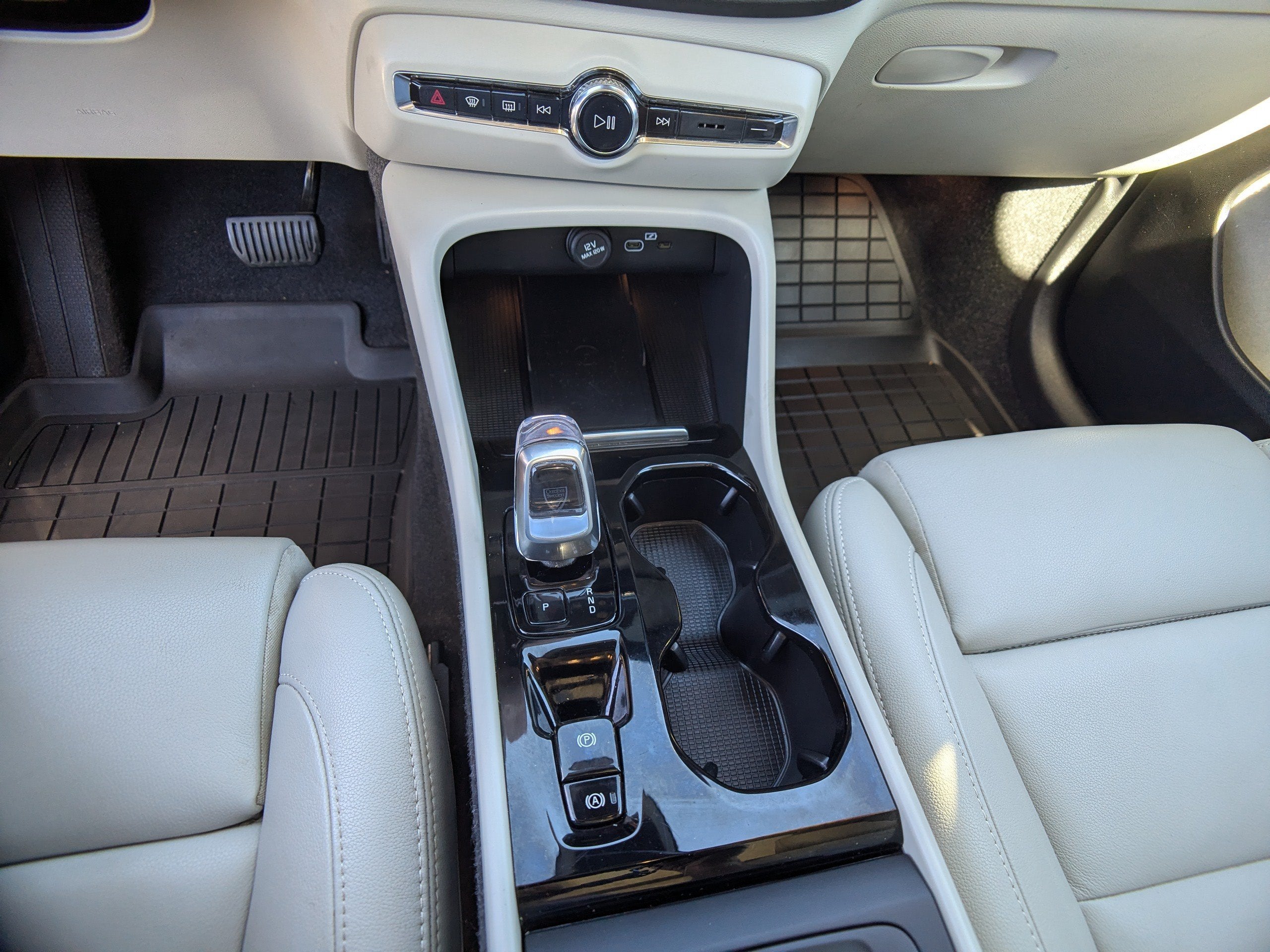 2025 Volvo XC40 B5 Plus Bright Theme