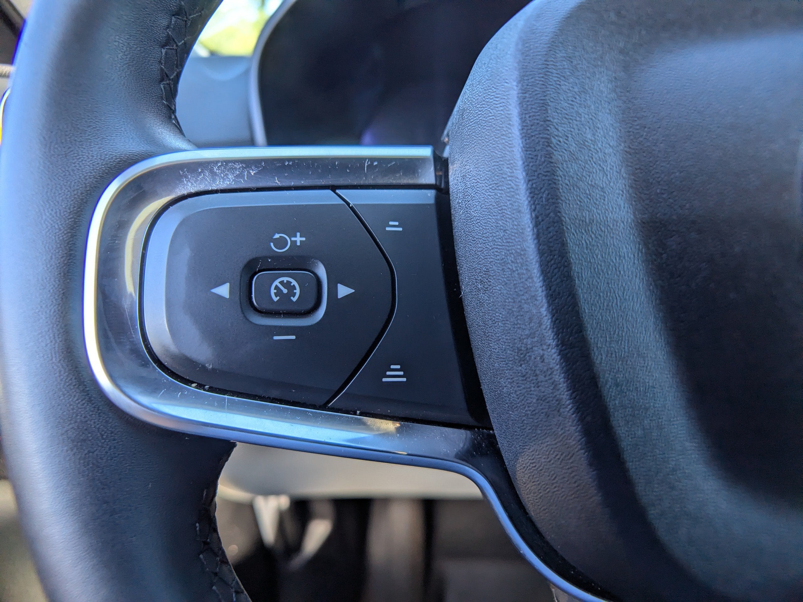 2025 Volvo XC40 B5 Plus Bright Theme