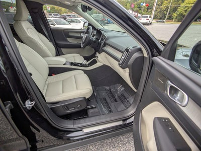 2023 Volvo XC40 Plus Bright Theme