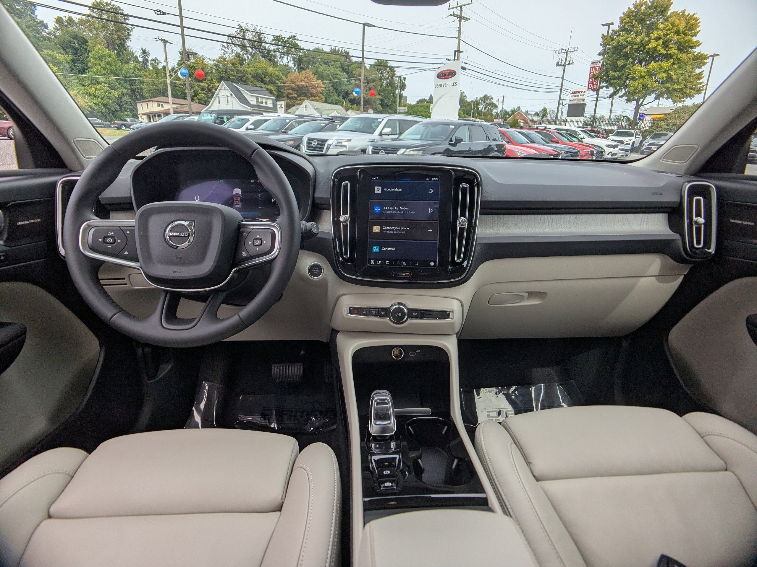 2023 Volvo XC40 Plus Bright Theme