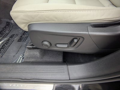 2023 Volvo XC40 Plus Bright Theme