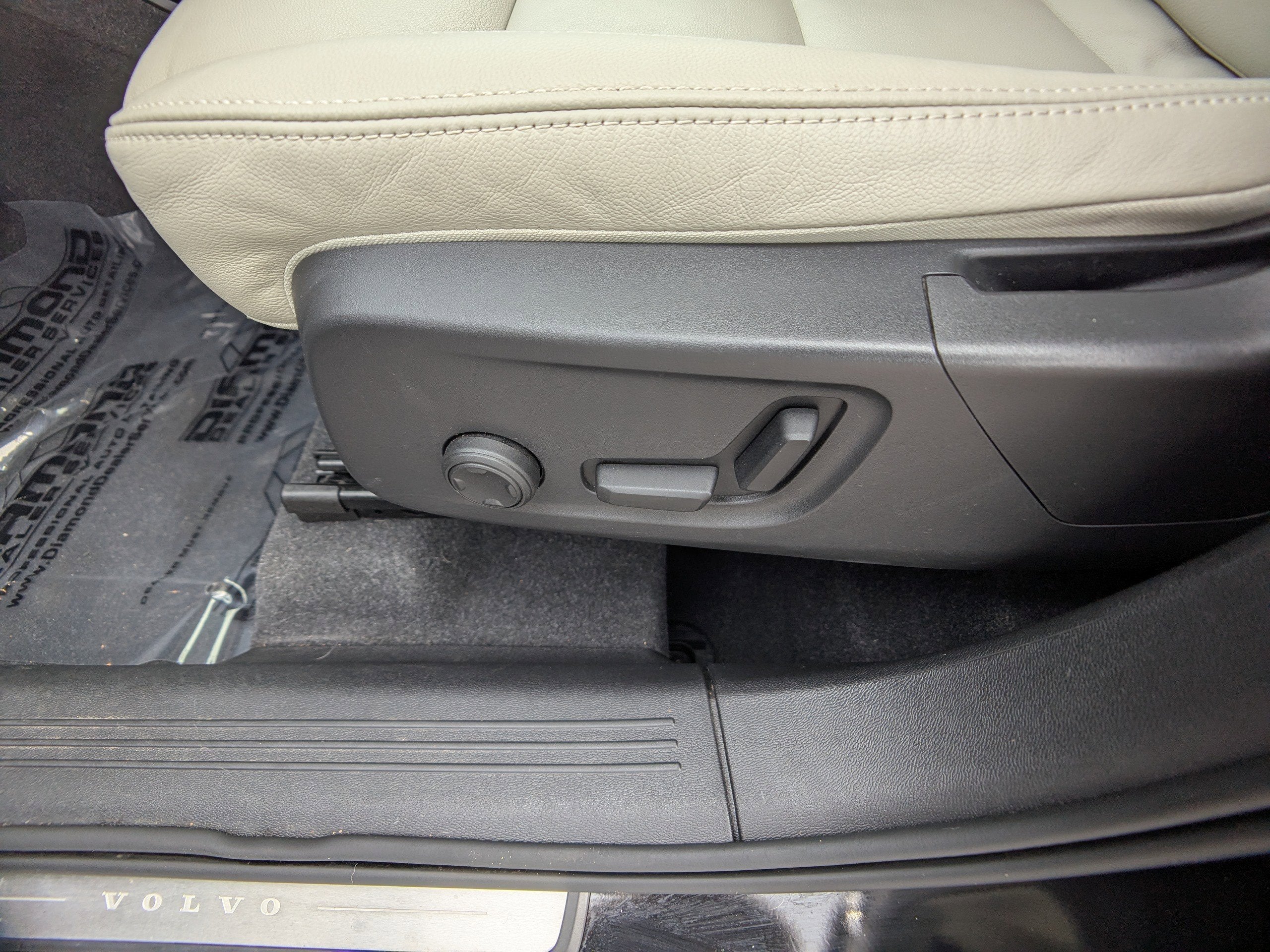 2023 Volvo XC40 Plus Bright Theme