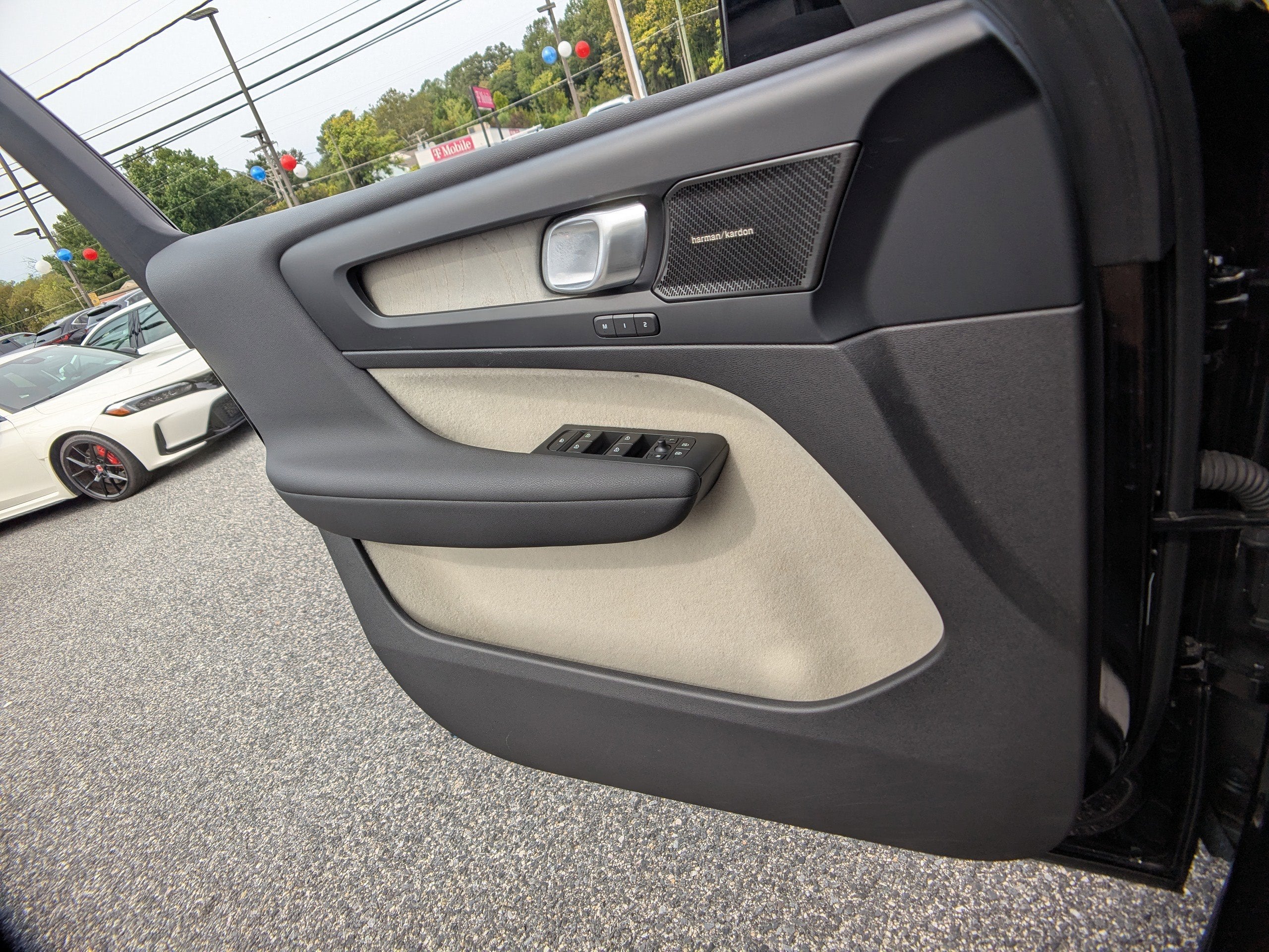 2023 Volvo XC40 Plus Bright Theme