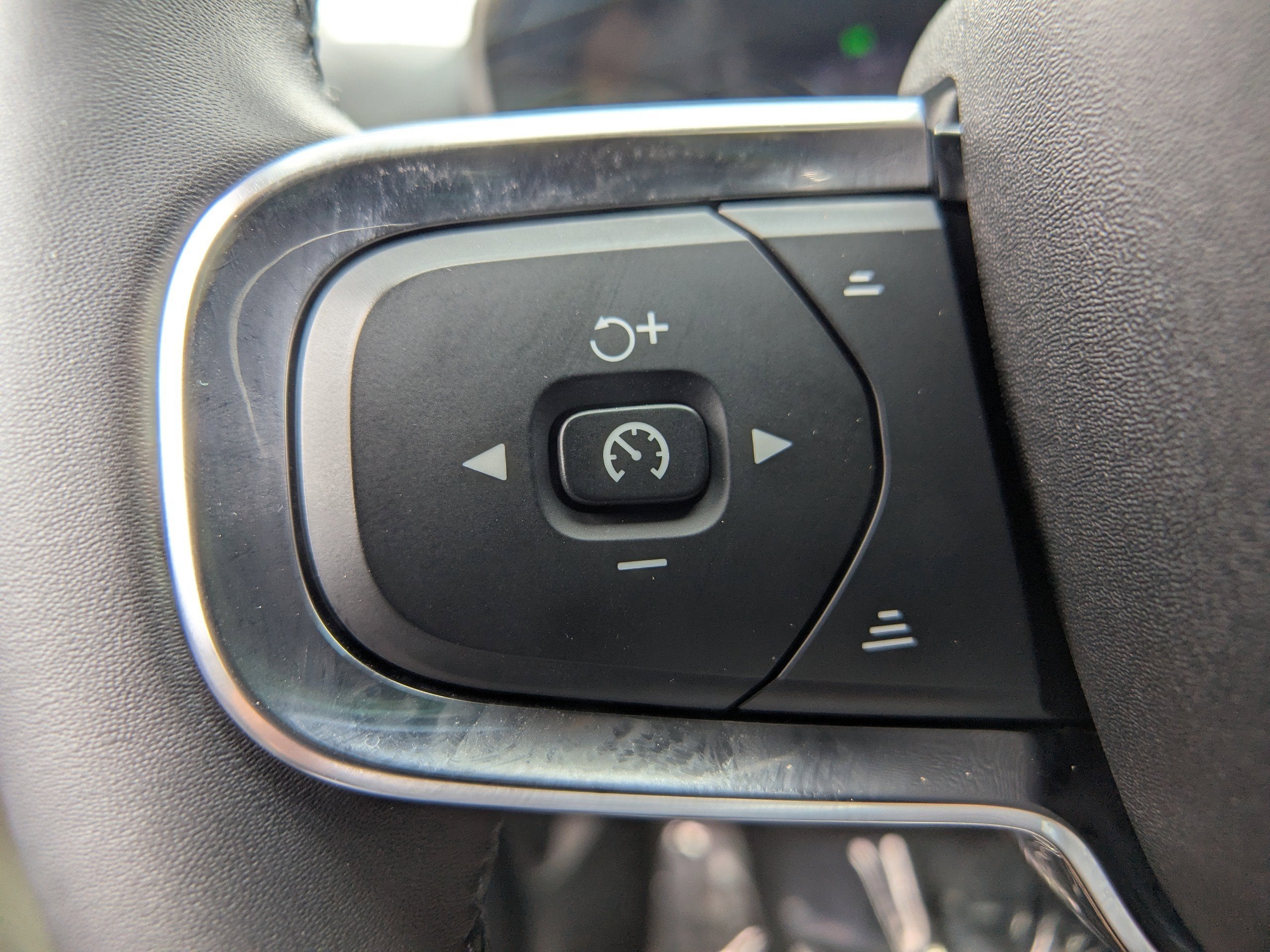 2023 Volvo XC40 Plus Bright Theme