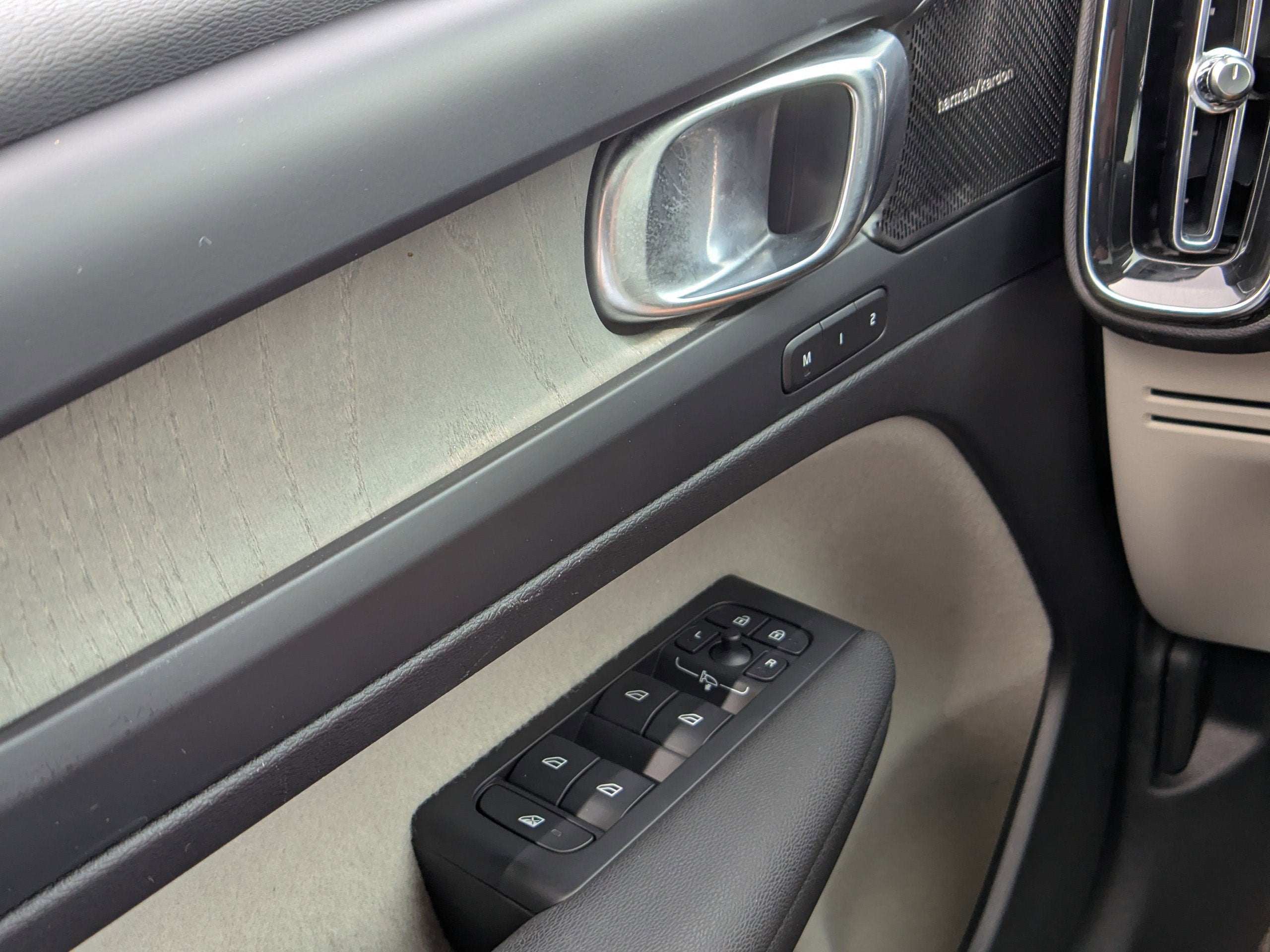 2023 Volvo XC40 Plus Bright Theme