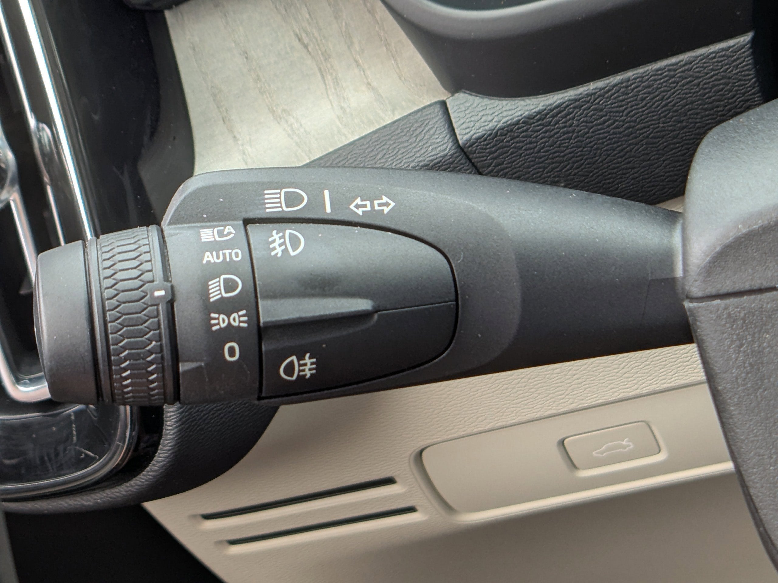 2023 Volvo XC40 Plus Bright Theme